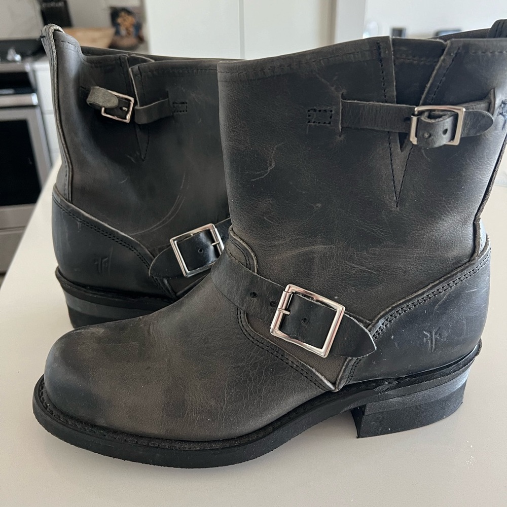 Frye Engineer 8r leather boots size 9